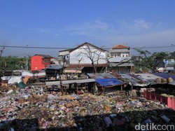 Bau, Sampah Menggunung di Pasar Baleendah Kabupaten Bandung