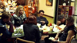 Ini 10 Gaya Keren Pemain Film Avengers: Infinity War Ketika Makan Bersama