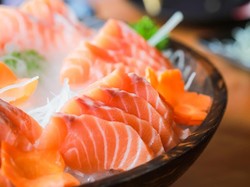 Gara-gara Doyan Makan Seafood Mentah, Pria Ini Terinfeksi Cacing Parasit