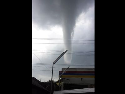 Penampakan Puting Beliung di Yogya dan Bangunan yang Rusak Tersapu