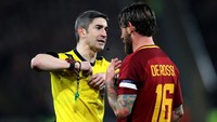 Sementara pada 2017 lalu dia tertangkap kamera menampar Gianluca Lapadula (Genoa), yang membuatnya dapat sanksi larangan bermain dua kali. (Paolo Bruno/Getty Images)