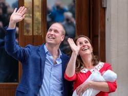 Gendong Anak Ketiganya, Kate Middleton Pulang ke Istana