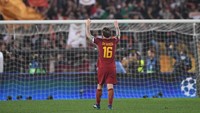 Cerita from zero to hero juga terjadi di perempatfinal Liga Champions. Setelah bikin gol bunuh diri di Camp Nou, De Rossi melesakkan gol yang membangkitkan Roma untuk bisa menjungkalkan Barcelona. (Michael Regan/Getty Images)