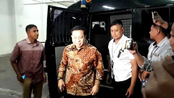 Foto: Senyum Setya Novanto Jelang Sidang Vonis