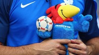 Prancis menjadi juara Piala Dunia 1998 di negeri sendiri dengan diiringi maskot Footix. Foto: Clive Rose/Getty Images