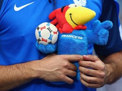 Footix. Piala Dunia 1998 di Prancis. Sesosok ayam jago, simbol dari Les Blues. Namanya juga sarat nuansa sepakbola (football). (Foto: Clive Rose/Getty Images)