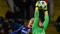 6. Tomas Vaclik, FC Basel. Dari delapan pertandingannya, Vaclik mampu membuat empat clean sheet alias rata-rata 50 %. (Foto: Mladen Antonov/AFP)