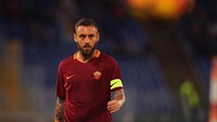 Sama seperti Francesco Totti, dalam tubuh De Rossi hanya mengalir darah AS Roma. Dari seorang ball boy di Stadion Olimpico, dia kini memimpin I Lupi menuju final Liga Champions pertama. (Paolo Bruno/Getty Images)