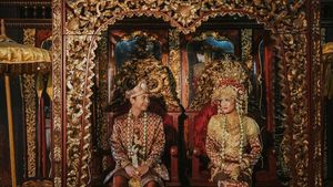 Inspirasi Foto Prewedding Berbaju Adat ala Raditya Dika dan Anissa Aziza