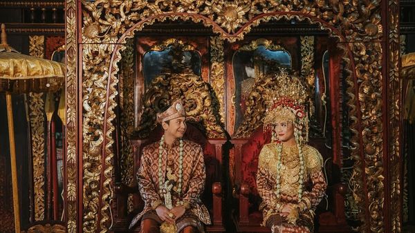 Inspirasi Foto Prewedding Berbaju Adat ala Raditya Dika dan Anissa Aziza