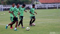 Alfredo menambahkan, belum bisa memasangkan pemain terbaik karena cedera dan akumulasi kartu. Meskipun belum bisa menurunkan kekuatan maksimal, Alfredo menegaskan kesiapan timnya.
