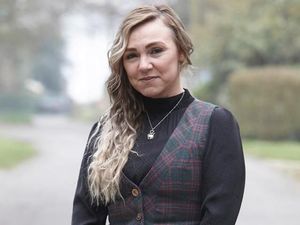 Nggak Punya Duit, Wanita Ini Lepas Implan Payudara Sendiri Pakai Cutter