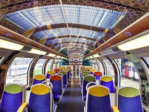 Ini Kereta atau Museum Berjalan?