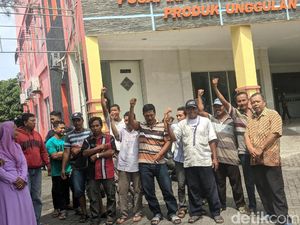 Puluhan PKL Adukan Nasibnya ke Kantor Disperindag Lamongan