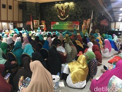 Amien Rais Isi Ceramah di Acara Ustazah Peduli Negeri di Balai Kota