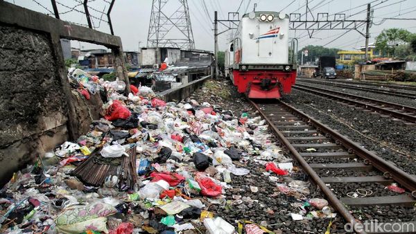 Foto: Sampah Menumpuk di Pinggir Rel Kereta Api