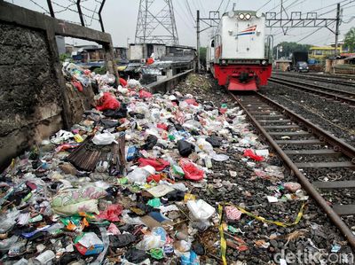 Foto: Sampah Menumpuk di Pinggir Rel Kereta Api