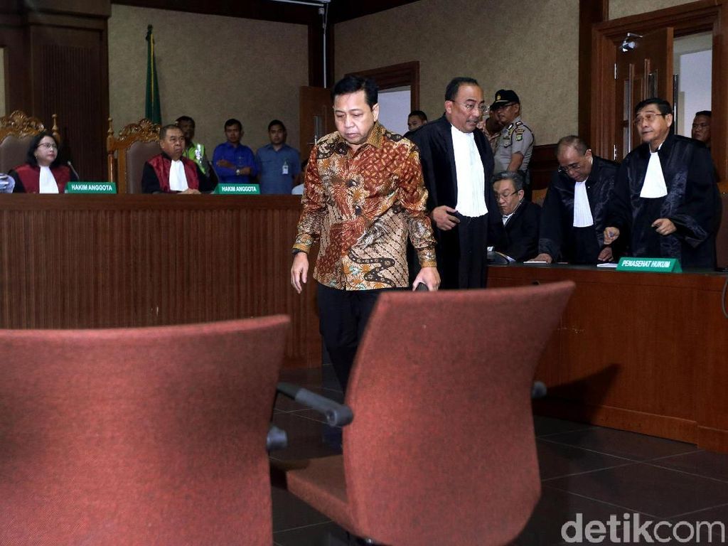 Momen Novanto Kecelakaan: Tiba-tiba Gedebak-gedebuk Momen Novanto Kecelakaan: Tiba-tiba Gedebak-gedebuk
