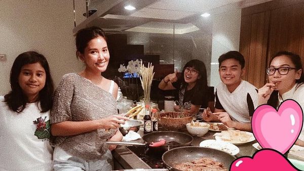 Titi Rajo Bintang Ternyata Suka Makan dan Masak Untuk Keluarga