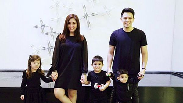 Gaya Kece Keluarga Jonathan Frizzy Saat Pakai Baju Kembaran