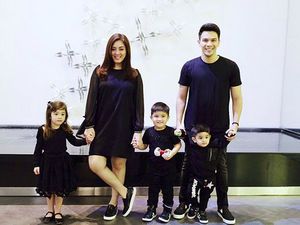 Gaya Kece Keluarga Jonathan Frizzy Saat Pakai Baju Kembaran