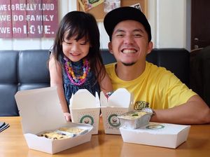 Begini Gaya Omesh Saat Makan Bersama Istri dan Anaknya!