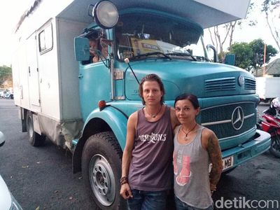 Truk Tua Rasa Rumah untuk Bule Austria Keliling Dunia