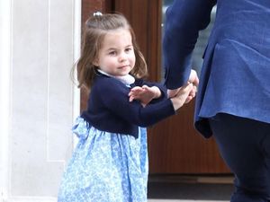Gaun Biru yang Dipakai Putri Charlotte Saat Jenguk Adiknya Ludes Terjual Gaun Biru yang Dipakai Putri Charlotte Saat Jenguk Adiknya Ludes Terjual