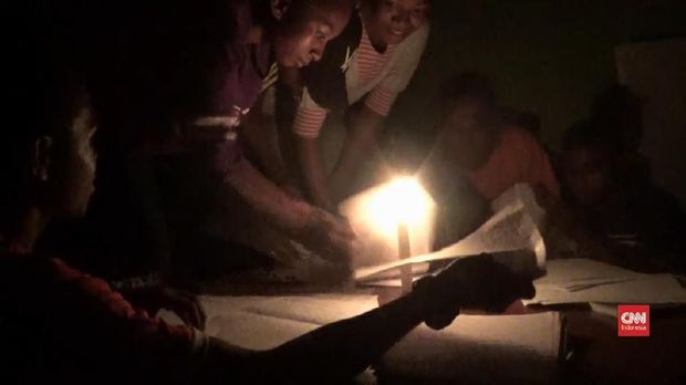 Siswa di Papua Barat belajar sebelum UN di bawah sinar lilin.