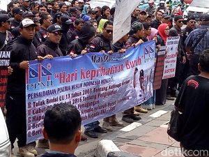 Jelang May Day, Puluhan Buruh Demo di Bareskrim Jelang May Day, Puluhan Buruh Demo di Bareskrim