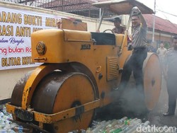 Ribuan Botol Miras Dimusnahkan Jelang Ramadan