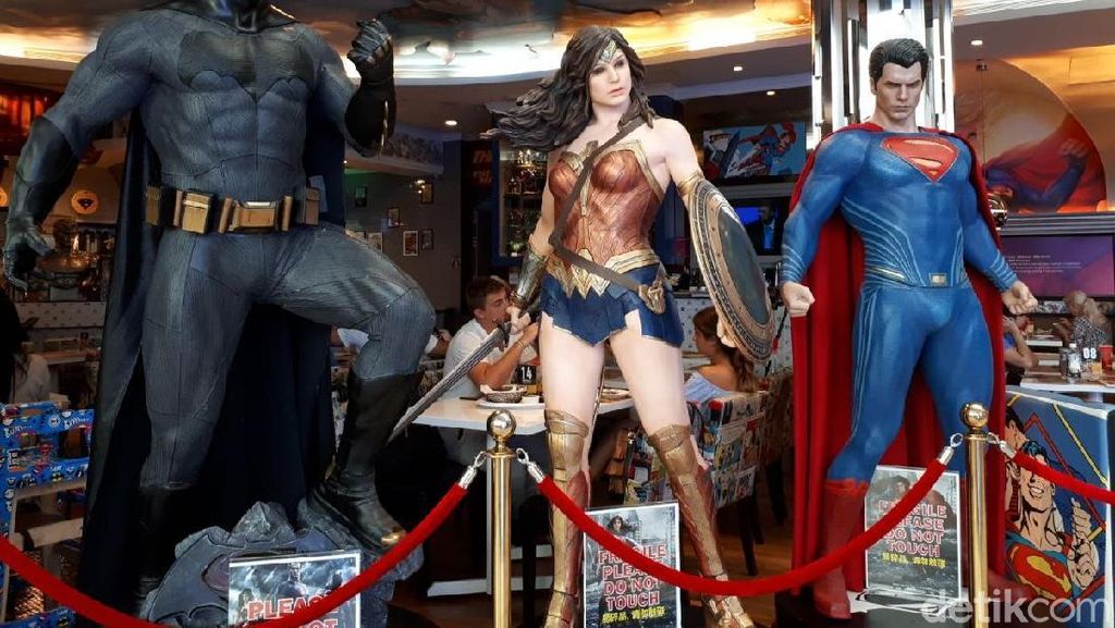 Bersantap Ditemani Superman dan Batman di DC Comic Superheroes Cafe