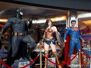 Bersantap Ditemani Superman dan Batman di DC Comic Superheroes Cafe