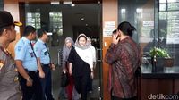 Harap-harap Cemas Deisti Nanti Vonis Novanto: Terpejam dan Gigit Bibir