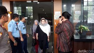 Harap-harap Cemas Deisti Nanti Vonis Novanto: Terpejam dan Gigit Bibir