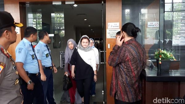 Harap-harap Cemas Deisti Nanti Vonis Novanto: Terpejam dan Gigit Bibir