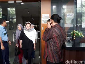 Harap-harap Cemas Deisti Nanti Vonis Novanto: Terpejam dan Gigit Bibir