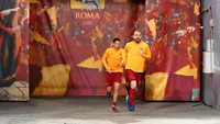 De Rossi malam nanti akan beroperasi jauh di dalam lini tengah Roma saat menjadi tamu Liverpool. Dia membaca permainan, menginisiasi pergerakan, melindungi empat beknya, dan membakar semangat serigala-serigala Roma. (Catherine Ivill/Getty Images)
