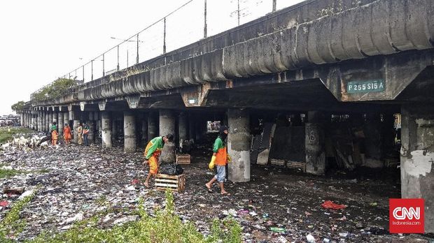 Pengelola Seolah Biarkan Tumpukan Sampah di Kolong Tol Wiyoto