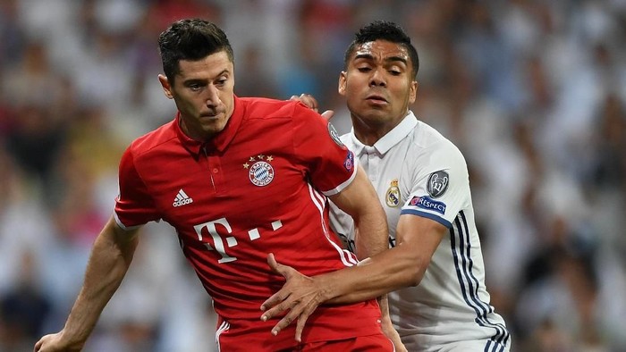 MADRID, SPAIN - APRIL 18:  Robert Lewandowski of Bayern Muenchen holds off Casemiro of Real Madrid during the UEFA Champions League Quarter Final second leg match between Real Madrid CF and FC Bayern Muenchen at Estadio Santiago Bernabeu on April 18, 2017 in Madrid, Spain.  (Photo by Shaun Botterill/Getty Images)