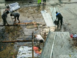 Atap Puluhan Rumah yang Diterjang Puting Beliung Dipasangi Terpal