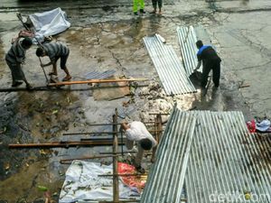 Atap Puluhan Rumah yang Diterjang Puting Beliung Dipasangi Terpal Atap Puluhan Rumah yang Diterjang Puting Beliung Dipasangi Terpal