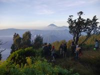 Rela Bangun Dini Hari Demi Sunrise Gunung Bromo