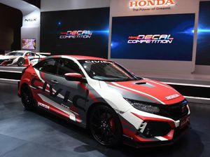 Tampilan Civic Type R Ini Lebih Gahar dengan Stiker di Bodinya