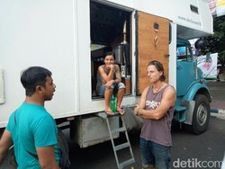 Bule Austria dengan Truk Tua Tiba di Indonesia, Ini Kesan Mereka