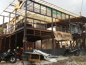Rumah, Kampus dan Kafe Rusak Disapu Angin Puting Beliung