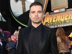 Syuting Film Baru, Sebastian Stan Tertangkap Bugil Kendarai Motor