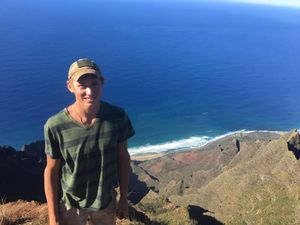 Pria Ini Lolos dari Maut Usai Diserang Ular, Beruang dan Hiu