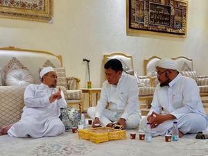 Saat Politikus PDIP Temui Habib Rizieq, Jokowi Bertemu PA 212 Saat Politikus PDIP Temui Habib Rizieq, Jokowi Bertemu PA 212