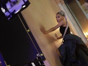 Model Kat Wilderness Panjat Tiang Panggung Demi Tiru Ariana Grande